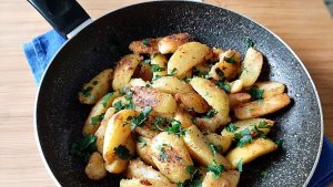 Cartofi aromati la tigaie