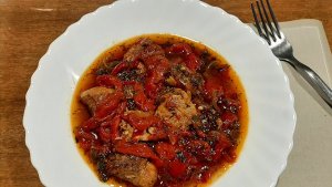 Tocanita de ardei copt cu carne de porc